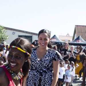 Le prince Harry et Meghan Markle, duchesse de Sussex, le 23 septembre 2019 au Cap en Afrique du Sud, lors de la première journée de leur visite officielle. Ils ont découvert dans le township Nyanga l'associatin Justice Desk, qui apprend aux enfants leurs droits et les aide à assurer leur sécurité. Elle propose des cours d'auto-defense et une formation à l'autonomie des femmes pour les jeunes filles de la communauté.