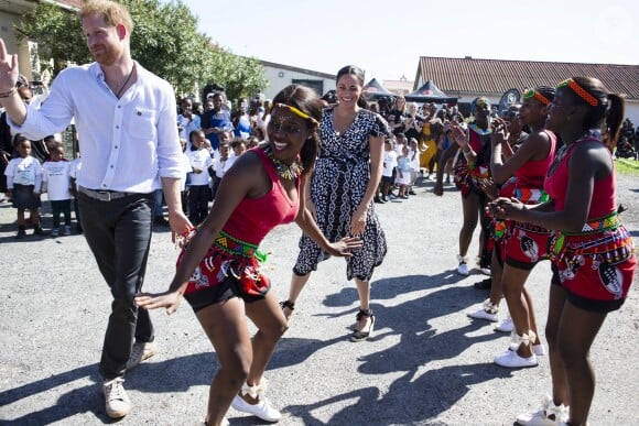Le prince Harry et Meghan Markle, duchesse de Sussex, le 23 septembre 2019 au Cap en Afrique du Sud, lors de la première journée de leur visite officielle. Ils ont découvert dans le township Nyanga l'associatin Justice Desk, qui apprend aux enfants leurs droits et les aide à assurer leur sécurité. Elle propose des cours d'auto-defense et une formation à l'autonomie des femmes pour les jeunes filles de la communauté.