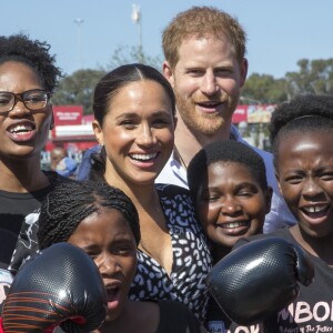 Le prince Harry et Meghan Markle visitent le township de Nyanga, Afrique du Sud le 23 septembre 2019. Leur premier rendez-vous en Afrique du Sud est une initiative du Justice Desk de Nyanga. Cette ONG enseigne aux enfants leurs droits et leur sécurité. Elle propose des cours d'auto-defense et une formation à l'autonomie des femmes pour les jeunes filles de la communauté.