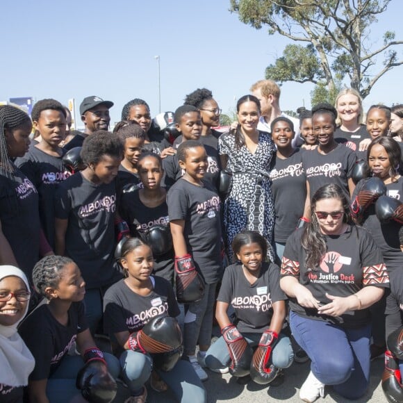 Le prince Harry et Meghan Markle, duchesse de Sussex, le 23 septembre 2019 au Cap en Afrique du Sud, lors de la première journée de leur visite officielle. Ils ont découvert dans le township Nyanga l'associatin Justice Desk, qui apprend aux enfants leurs droits et les aide à assurer leur sécurité. Elle propose des cours d'auto-defense et une formation à l'autonomie des femmes pour les jeunes filles de la communauté.