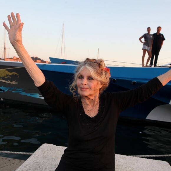 Exclusif - Brigitte Bardot arrive pour poser avec l'équipage de "Brigitte Bardot Sea Shepherd", le célèbre trimaran d'intervention de l'organisation écologiste, sur le port de Saint-Tropez, le 26 septembre 2014