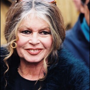 Archives - Brigitte Bardot à une manifestation anti-fourrure, Paris. Le 20 décembre 1998.