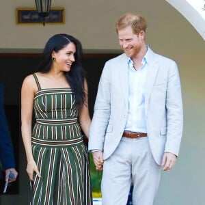 Le prince Harry et Meghan Markle, en robe Martin Grant, lors d'une réception dans les jardins de la résidence du haut-commissaire britannique au Cap, Afrique du Sud, le 24 septembre 2019.