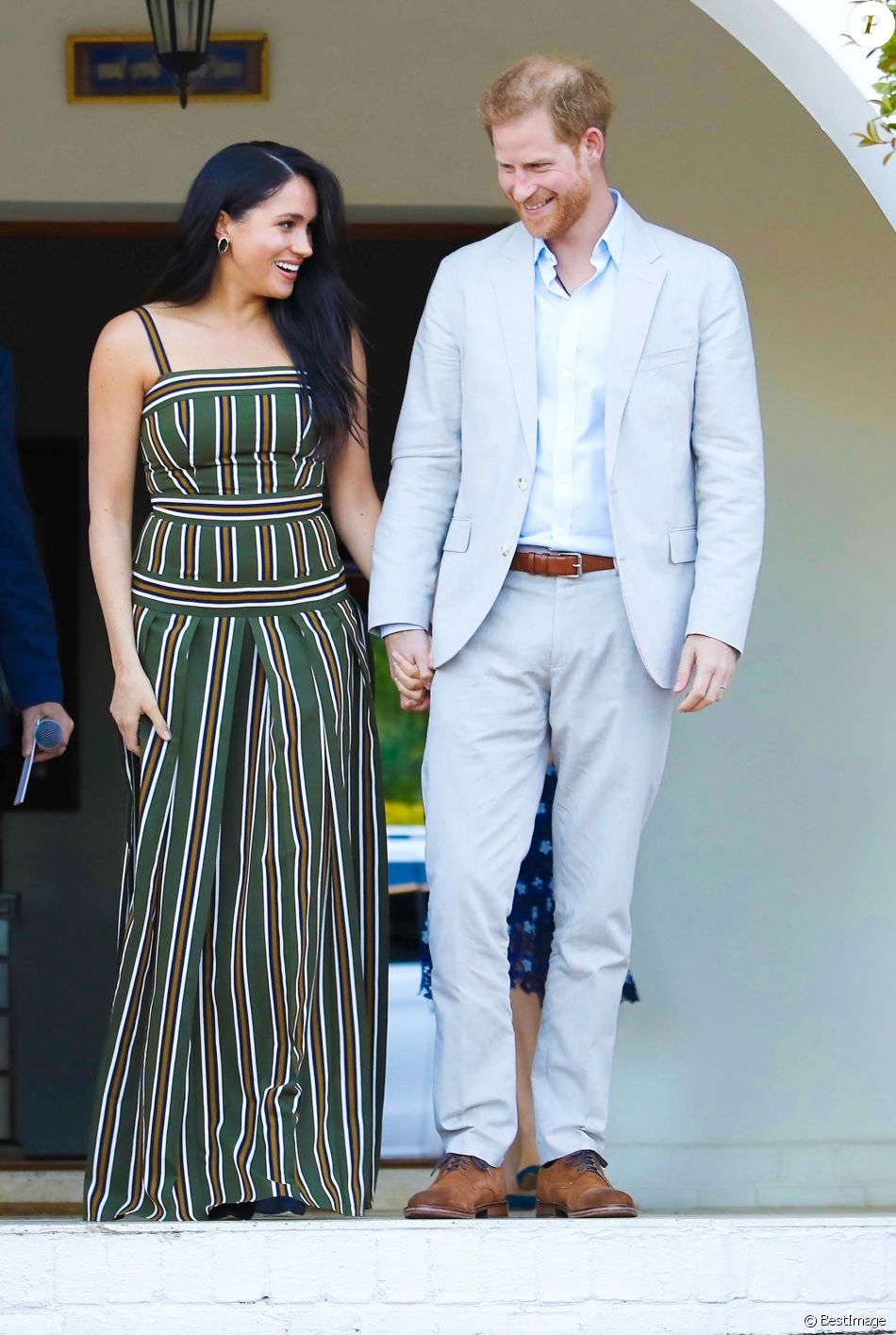 Le prince Harry et Meghan Markle, en robe Martin Grant, lors d&#039;une réception dans les jardins de la résidence du haut-commissaire britannique au Cap, Afrique du Sud, le 24 septembre 2019.