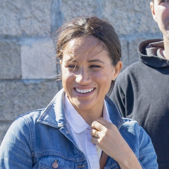 Meghan Markle, en chemise J.Crew, jean Mother, veste et sac Madewell, chaussures Brother Velliers, rencontre les membres de "Waves for Change" au Cap lors de leur 2ème journée en Afrique du Sud. Le 24 septembre 2019