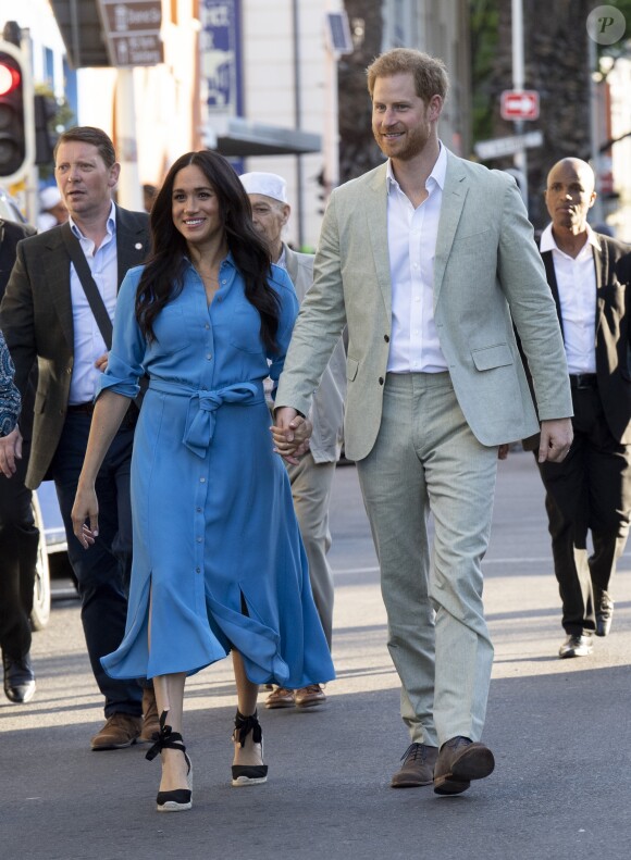 Le prince Harry et Meghan Markle, en robe Veronica Beard, visitent le quartier de Bo Kaap dit "Cape Malay" au Cap, Afrique du Sud, le 23 septembre 2019.