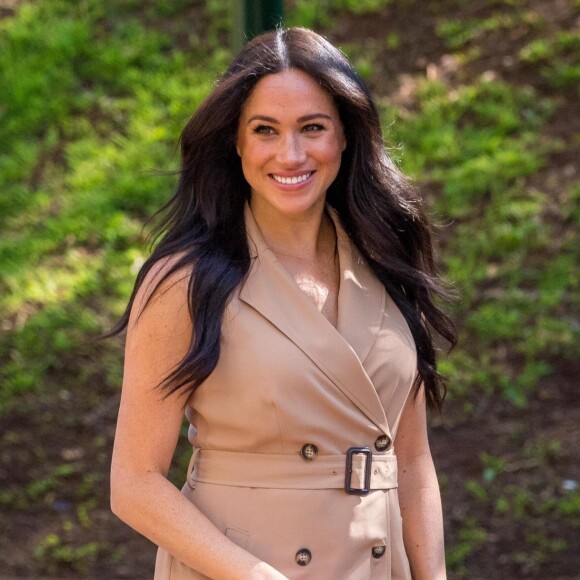 Meghan Markle, en robe trench Banana Republic, en visite à l'université de Johannesburg, à l'occasion de son voyage en Afrique du Sud. Le 1er octobre 2019