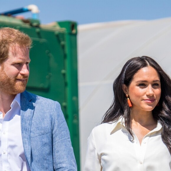 Le prince Harry et Meghan Markle (en robe Hannah Lavery) visitent l'association "Yes" (Youth Employment Service) qui oeuvre pour résoudre le problème du chômage des jeunes en Afrique du Sud. Johannesburg, le 2 octobre 2019.
