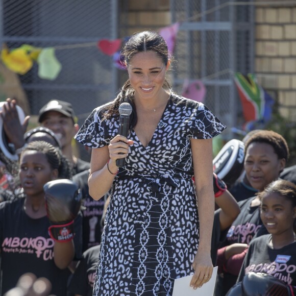 Le prince Harry et Meghan Markle, en robe Mayamiko, visitent le township de Nyanga, Afrique du Sud le 23 septembre 2019.