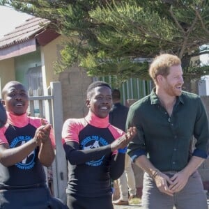 Le prince Harry et Meghan Markle rencontrent les membres de "Waves for Change" au Cap lors de leur 2ème journée en Afrique du Sud. Le 24 septembre 2019