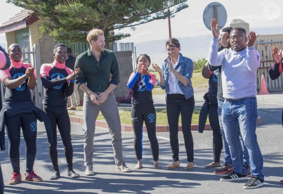 Le prince Harry et Meghan Markle rencontrent les membres de "Waves for Change" au Cap lors de leur 2ème journée en Afrique du Sud. Le 24 septembre 2019