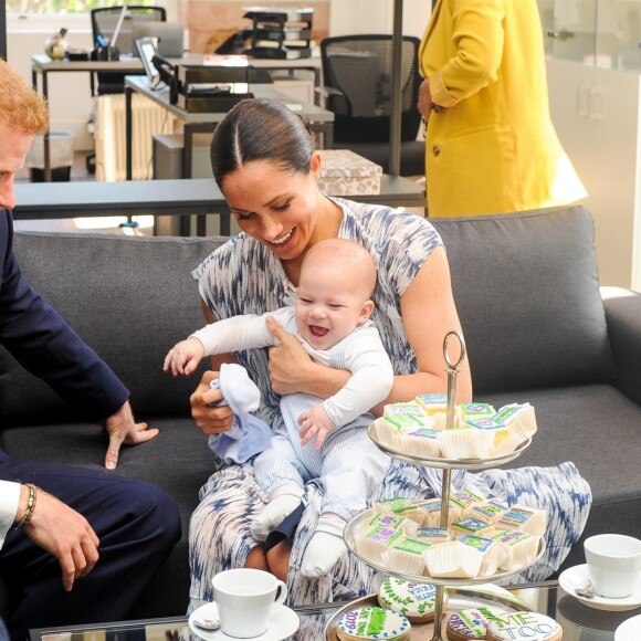 Le prince Harry et Meghan Markle, en robe Club Monaco, avec leur fils Archie ont rencontré l'archevêque Desmond Tutu et sa femme à Cape Town, Afrique du Sud. Le 25 septembre 2019