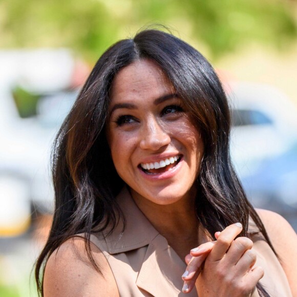 Meghan Markle, en robe trench Banana Republic, en visite à l'université de Johannesburg, à l'occasion de son voyage en Afrique du Sud. Le 1er octobre 2019