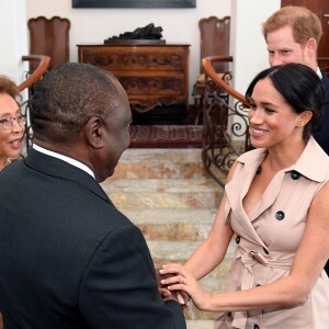 Le prince Harry et Meghan Markle en robe Nonie, rencontrent le président sud-africain Cyril Ramaphosa et son épouse T. Motsepe à Pretoria, le 20 octobre 2019, dans le cadre de leur voyage officiel en Afrique du Sud.
