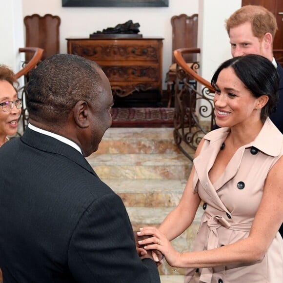 Le prince Harry et Meghan Markle en robe Nonie, rencontrent le président sud-africain Cyril Ramaphosa et son épouse T. Motsepe à Pretoria, le 20 octobre 2019, dans le cadre de leur voyage officiel en Afrique du Sud.
