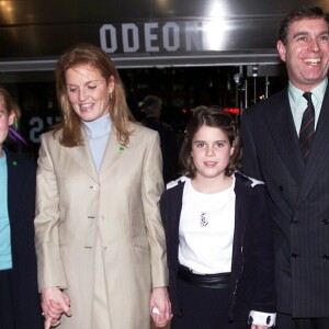 Le prince Andrew, Sarah Ferguson et leurs deux filles Eugenie et Beatrice à Londres, en 2000.