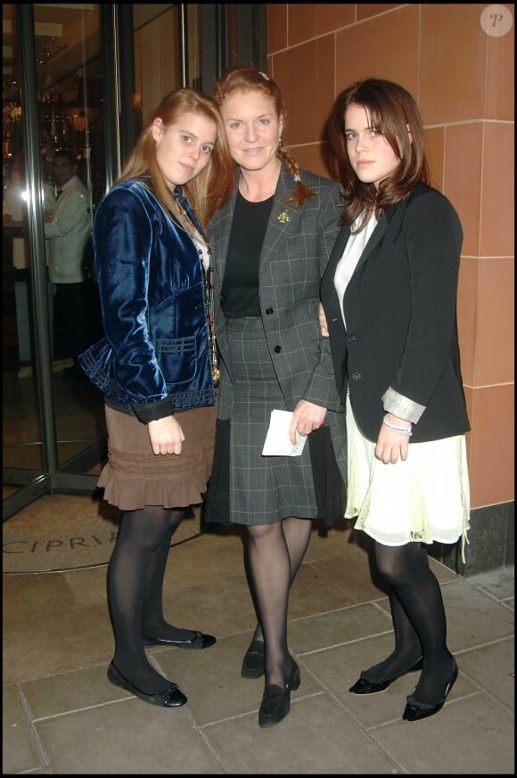 Sarah Ferguson et ses filles Eugenie et Beatrice à Londres en 2005.