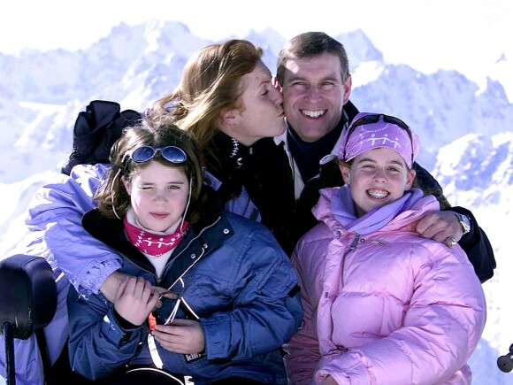 Le prince Andrew, Sarah Ferguson et leurs deux filles Eugenie et Beatrice en vacances en Suisse en 2001.
