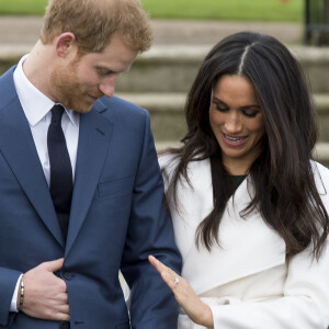 Le Prince Harry et Meghan Markle posent à Kensington palace après l'annonce de leur mariage au printemps 2018 à Londres le 27 novembre 2017.