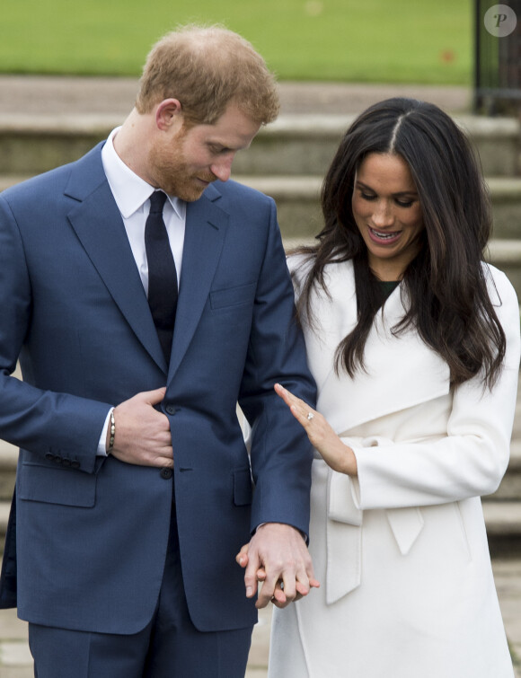 Le Prince Harry et Meghan Markle posent à Kensington palace après l'annonce de leur mariage au printemps 2018 à Londres le 27 novembre 2017.