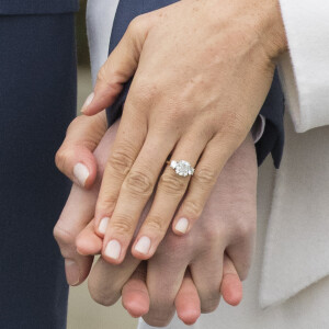 Le Prince Harry et Meghan Markle posent à Kensington palace après l'annonce de leur mariage au printemps 2018 à Londres le 27 novembre 2017.