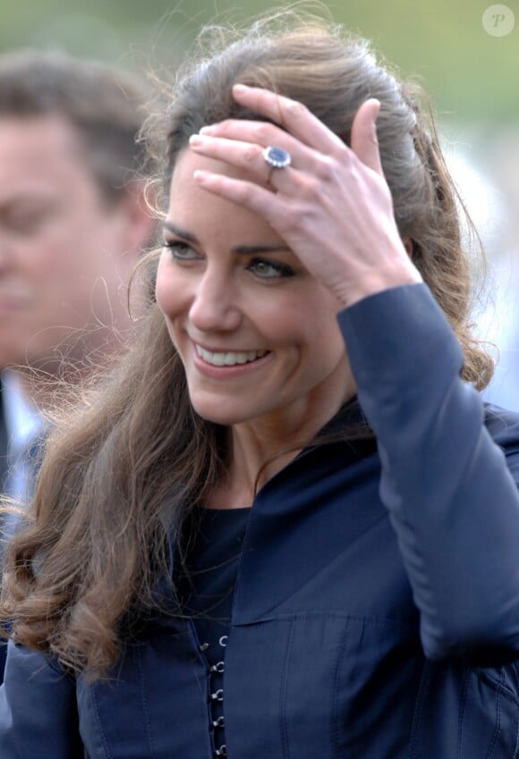 Kate Middleton avec sa bague de fiançailles héritée de Lady Diana, en 2011, juste avant son mariage avec le prince William.