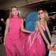 Gigi et Bella Hadid dans les coulisses du défilé Off-White™, collection prêt-à-porter printemps-été 2020 lors de la Fashion Week de Paris, le 26 septembre 2019. © Veeren-Clovis/Bestimage