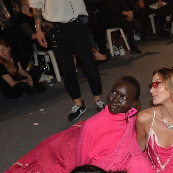 Gigi et Bella Hadid dans les coulisses du défilé Off-White™, collection prêt-à-porter printemps-été 2020 lors de la Fashion Week de Paris, le 26 septembre 2019. © Veeren-Clovis/Bestimage