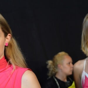 Gigi et Bella Hadid dans les coulisses du défilé Off-White™, collection prêt-à-porter printemps-été 2020 lors de la Fashion Week de Paris, le 26 septembre 2019. © Veeren-Clovis/Bestimage