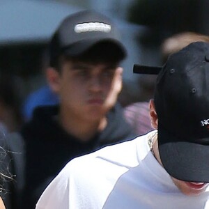 Justin Bieber et sa femme Hailey Baldwin Bieber se promènent en amoureux à The Grove dans le quartier de West Hollywood à Los Angeles, le 11 août 2019