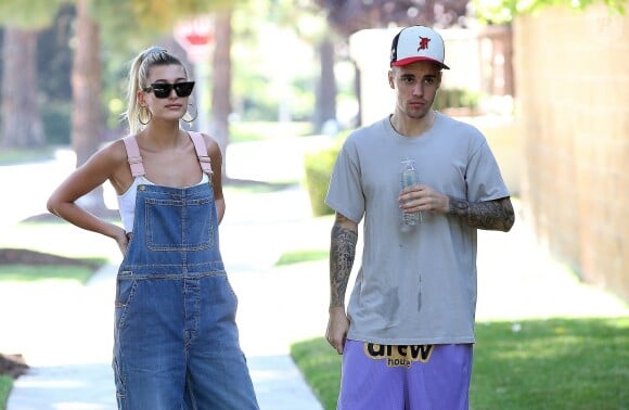 Justin Bieber et sa femme Hailey Baldwin se promènent dans les rues de Beverly Hills. Le couple fait une pause pour boire de l'eau, le 4 aout 2019.