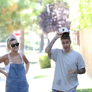 Justin Bieber et sa femme Hailey Baldwin se promènent dans les rues de Beverly Hills. Le couple fait une pause pour boire de l'eau, le 4 aout 2019.