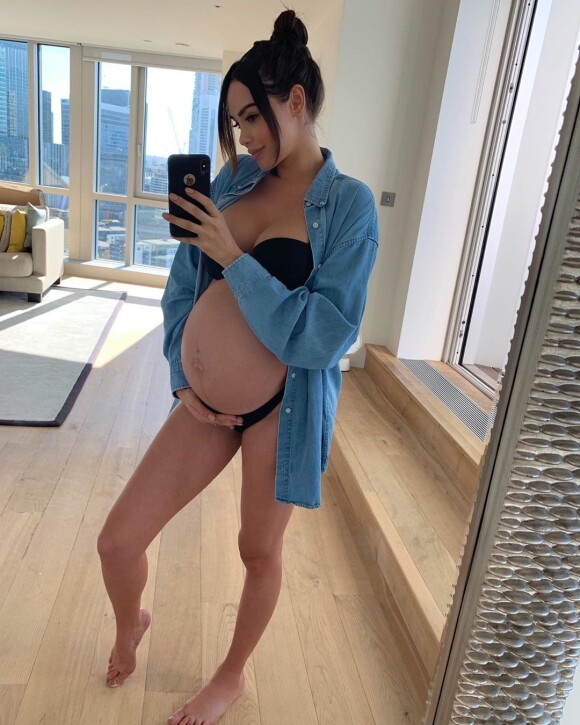 Nabilla Benattia enceinte de huit mois et divine en lingerie, sur Instagram, le 14 septembre 2019