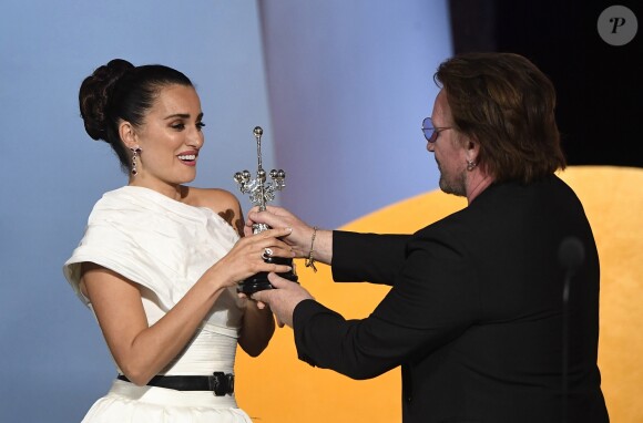 Penelope Cruz reçoit un Donostia, prix pour l'ensemble de sa carrière des mains de Bono lors du 67 ème Festival International du Film de Saint-Sébastien (SSIFF) San Sebastian le 27 Septembre 2019.