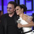 Penelope Cruz reçoit un Donostia, prix pour l'ensemble de sa carrière des mains de Bono lors du 67 ème Festival International du Film de Saint-Sébastien (SSIFF) San Sebastian le 27 Septembre 2019.