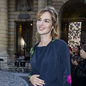 Louise Bourgoin enceinte au défilé L'Oréal Paris 2019 à la Monnaie de Paris, le 28 septembre 2019, pendant la fashion week. © Olivier Borde / Bestimage