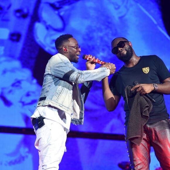 Dadju et son frère Maitre Gims en concert au Stade de France à Saint-Denis le 28 septembre 2019. © Giancarlo Gorassini / Bestimage