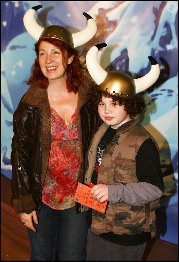 Véronique Genest et son fils - Avant-première du film Astérieux et les vikings, au Grand Rex, le 31 mars 2006.