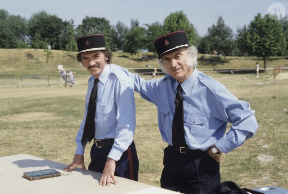 En France, les Frères Ennemis, Teddy Vrignault et André Gaillard déguisés en gendarmes lors de " COCKTAIL MAISON" le 12 juillet 1984