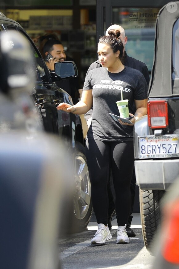 Demi Lovato est allée acheter une boisson à emporter à la sortie de son cours de gym à Los Angeles, le 26 mars 2019.
