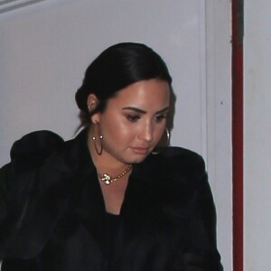 Demi Lovato se cache des photographes à la sortie du restaurant Craig à West Hollywood, le 5 mars 2019