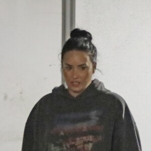 Demi Lovato à la sortie de son cours de gym à Los Angeles. Il y a plus d'un mois, Demi Lovato a dû être emmenée d'urgence à l'hôpital après avoir fait une overdose. Elle va devoir être surveillée de près pendant plusieurs mois afin de ne pas replonger dans la drogue. Aujourd'hui, la chanteuse semble aller mieux. Le 1er mars 2019