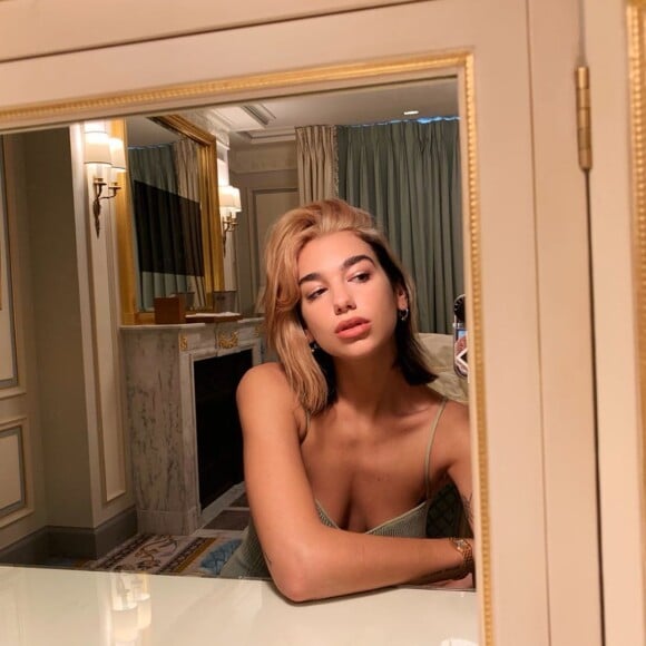 Dua Lipa présente sa nouvelle coupe, mi brune, mi blonde - Instagram. 1er octobre 2019.