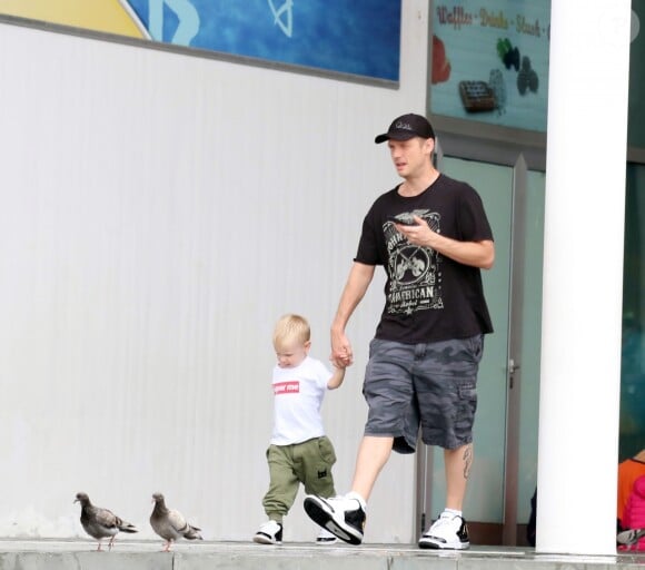 Exclusif - Nick Carter (Backstreet Boys) se balade avec sa femme Lauren Kitt et son fils Odin Reign dans les rues de Barcelone le 17 mai 2019.
