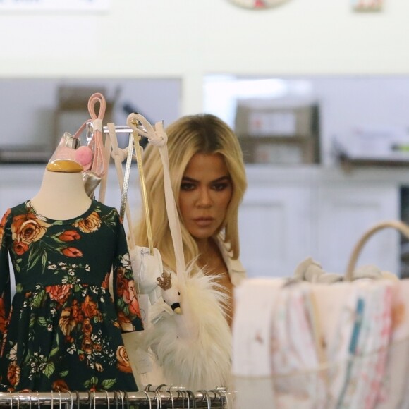 Khloé Kardashian est allée faire du shopping au magasin pour enfants Juvenile Shop dans le quartier de Sherman Oaks à Los Angeles, le 3 octobre 2019.