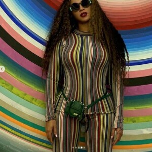 Beyoncé porte un "Chiquito", le micro sac Jacquemus. Janvier 2019.