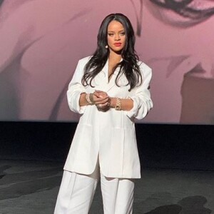 Rihanna porte un costume Jacquemus à Séoul. Septembre 2019.