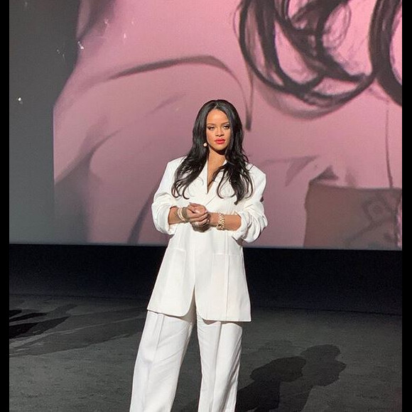 Rihanna porte un costume Jacquemus à Séoul. Septembre 2019.