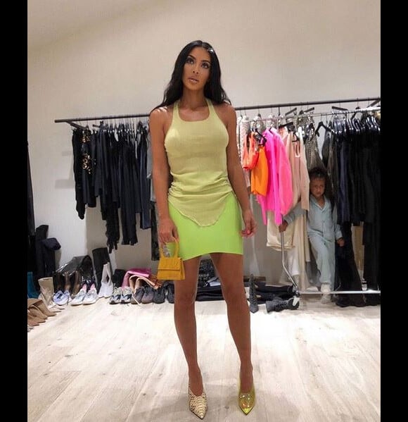 Kim Kardashian porte le "Chiquito", le micro sac Jacquemus. Septembre 2019.