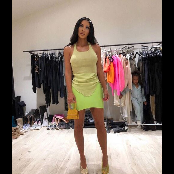 Kim Kardashian porte le "Chiquito", le micro sac Jacquemus. Septembre 2019.